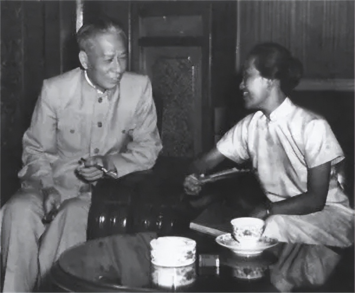 王光美回忆：为何*少奇刘**当选国家主席却没笑容？