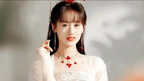 她被誉为神颜小花被李冰冰力捧,她曾被誉为娱乐圈校花