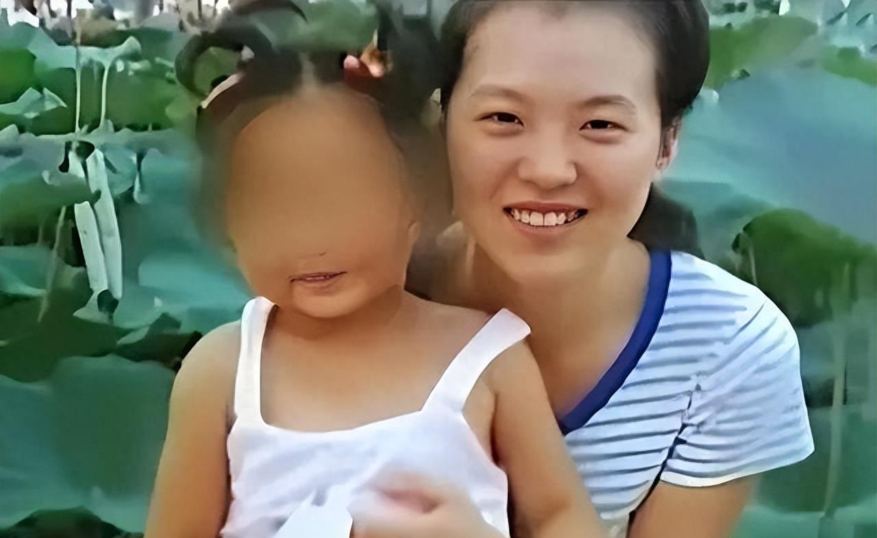 北京27岁警察妻子残忍虐待5岁继女,强迫吃粪便,一年后报应来了