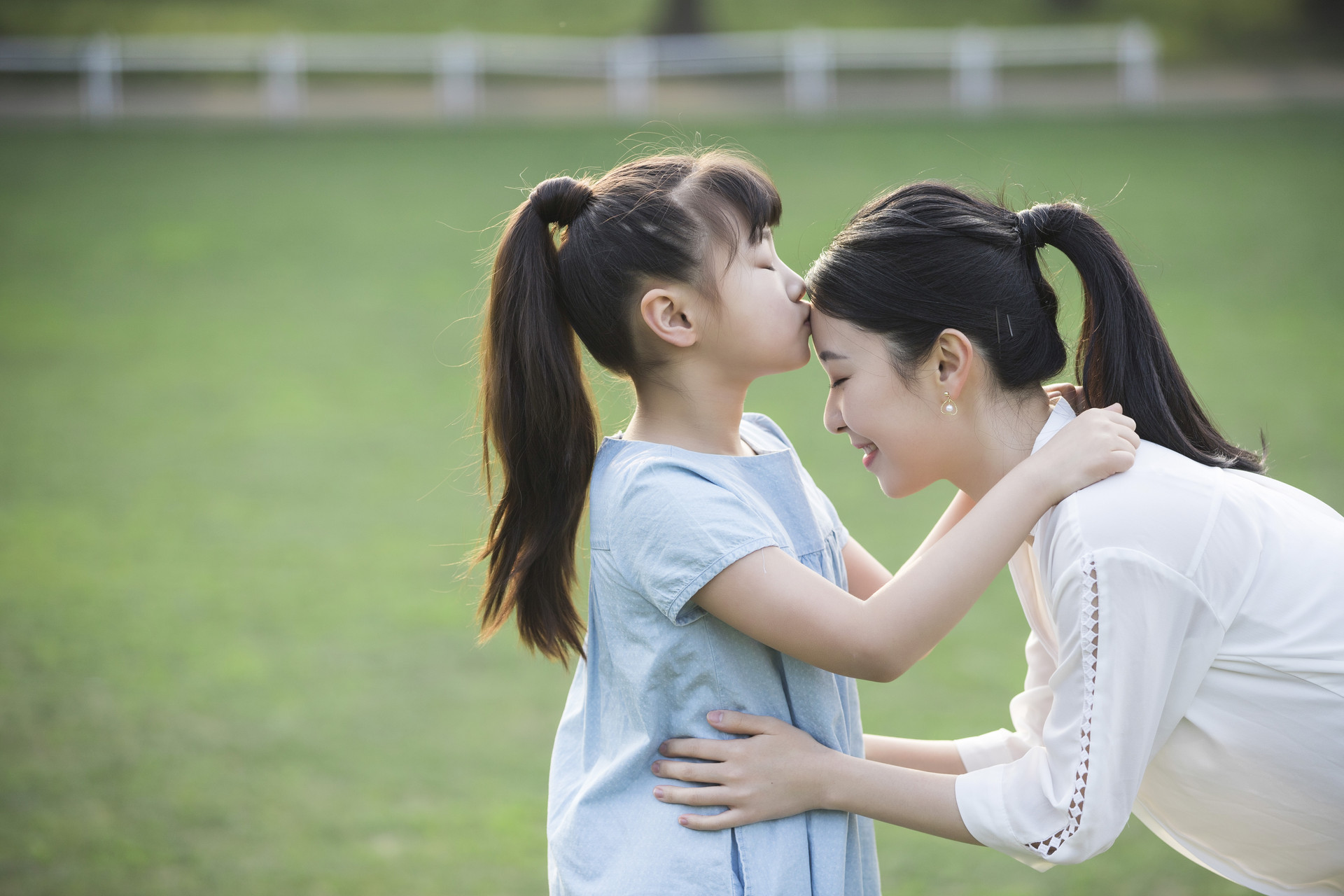 宝宝突然和妈妈不亲了是怎么回事,怎么引导宝宝不亲别人