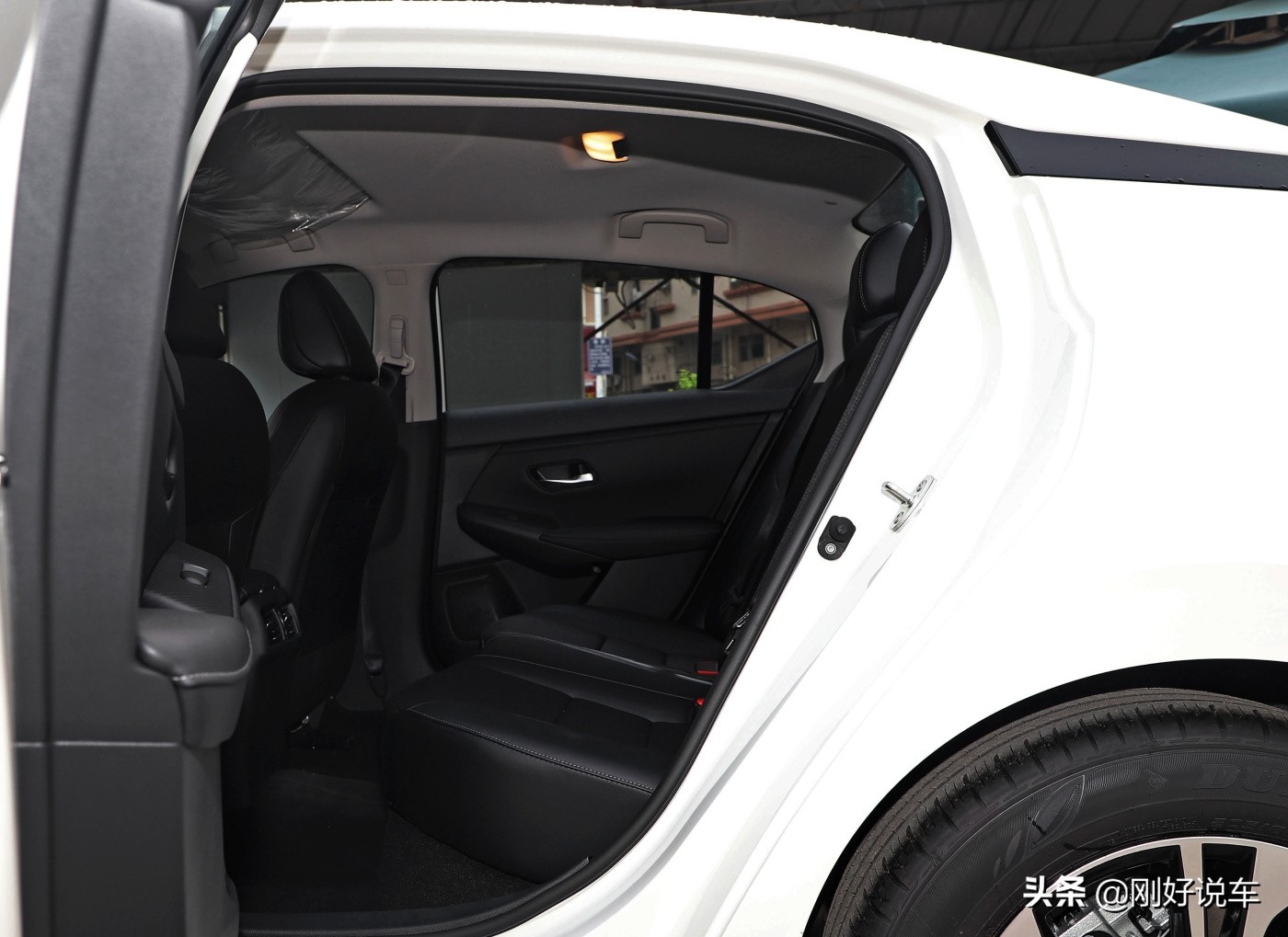 标致408空间大还是轩逸空间大,花同样的钱你会选哪个