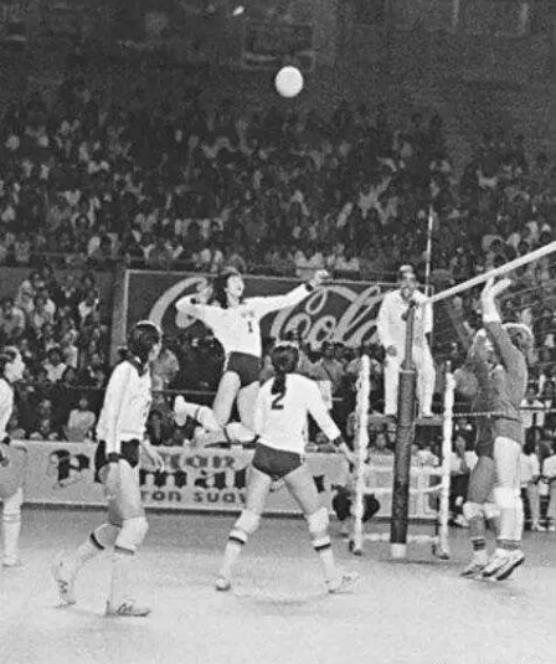 铁榔头郎平扣球,女排虽败铁榔头郎平一生更佳