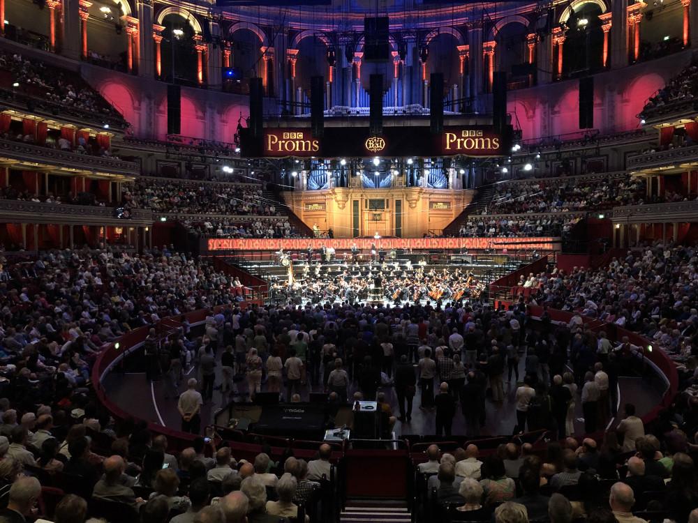 当时社会下，人们对权力、荣耀、战争以及政治变革的感受