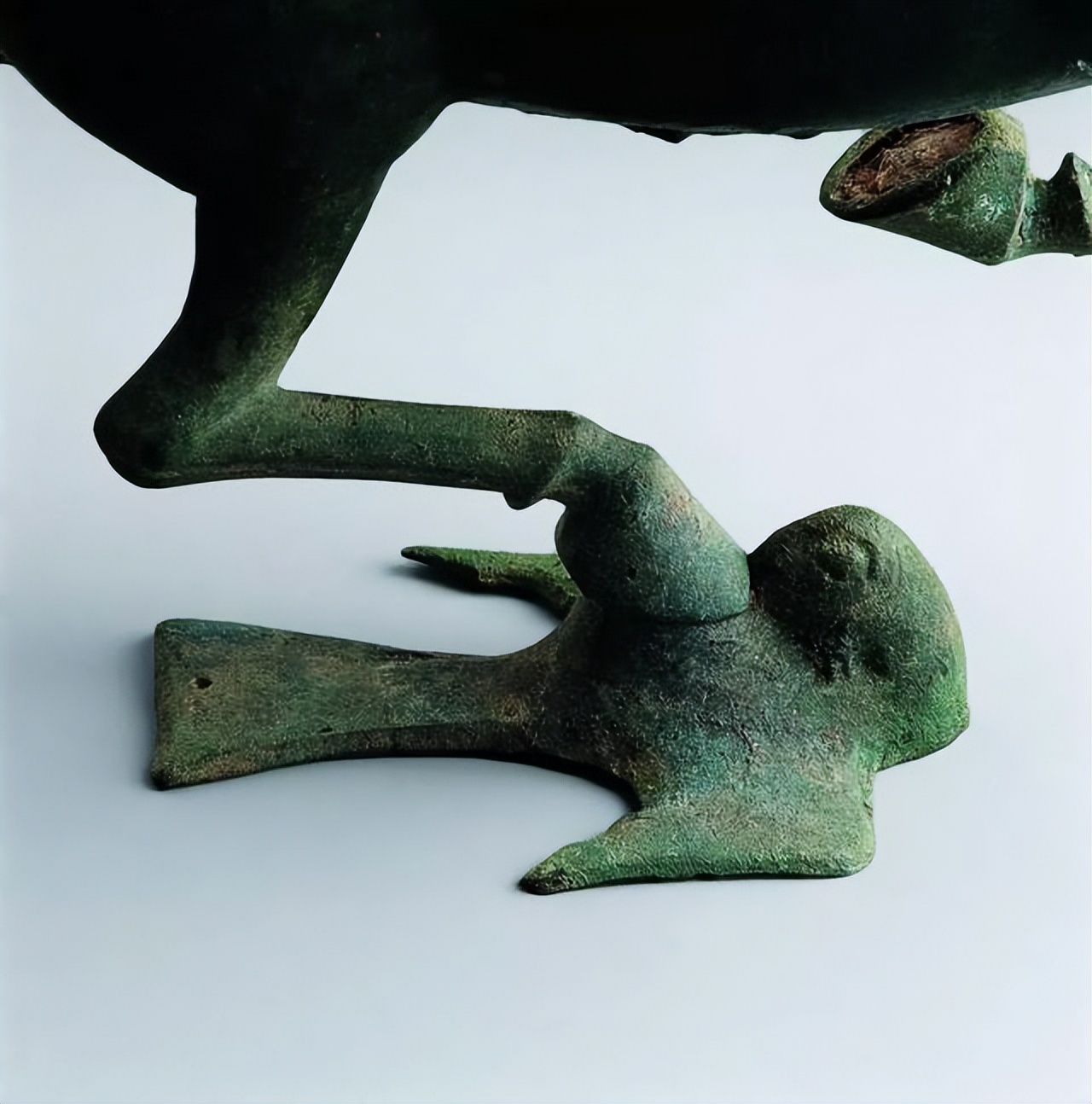 铜奔马又名马踏飞燕为西汉青铜器,甘肃博物馆马踏飞燕又叫铜奔马吗