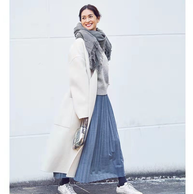 别再乱穿大衣了这样穿才是真高级,白色大衣里面搭配什么颜色显高级