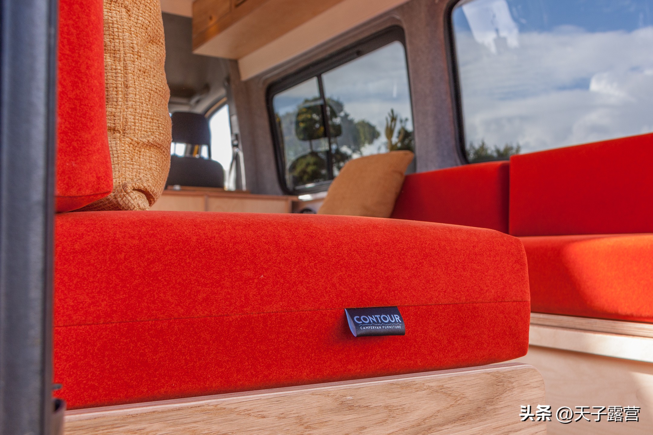 全球十佳露营车家具设计生产商舒适的座椅、一张大床和会客沙发