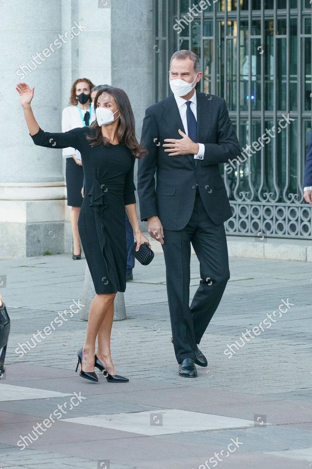 西班牙王后穿什么颜色的衣服好看,西班牙王后穿时尚大衣真拉风