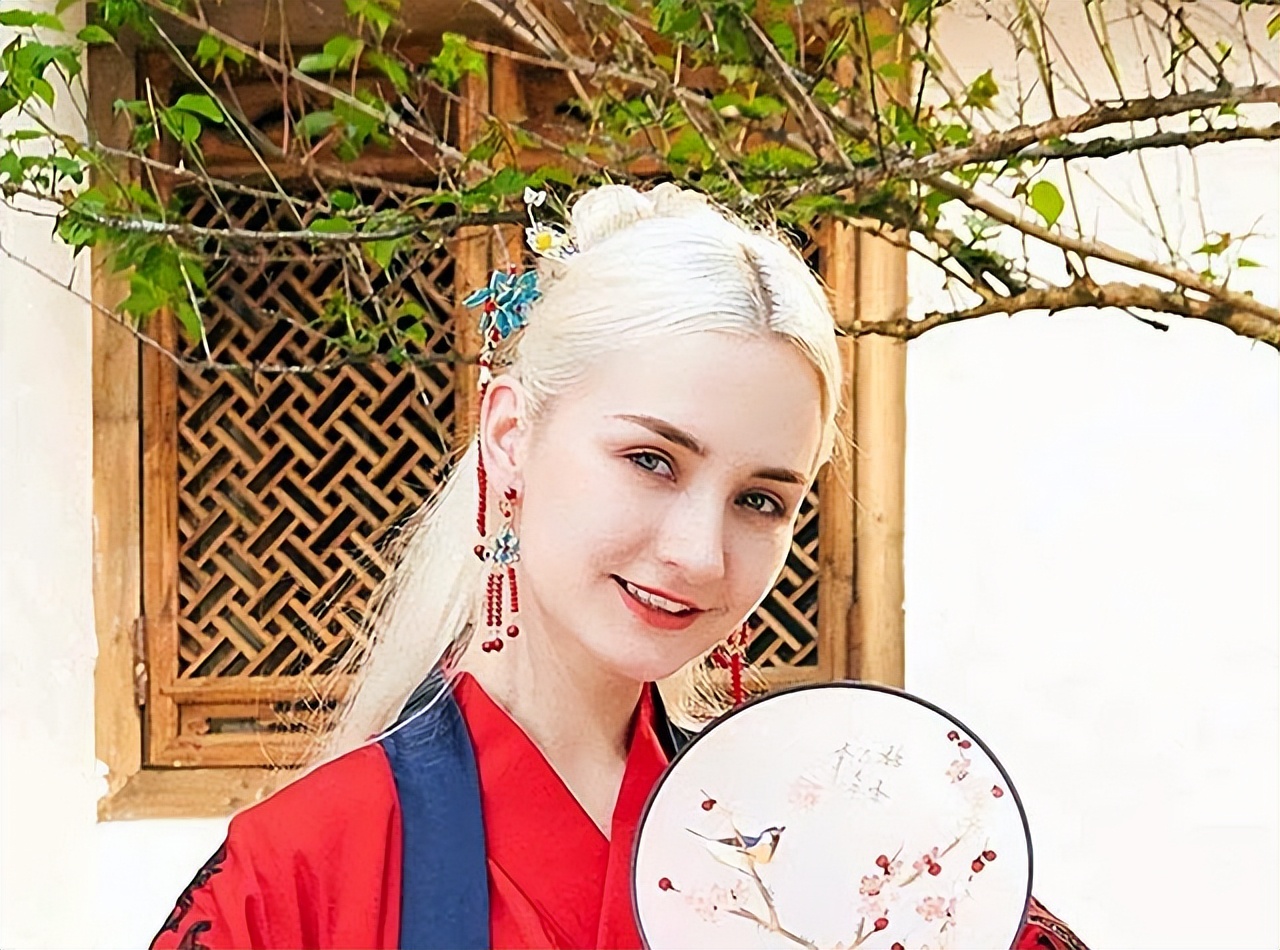 意大利的伯妮与中国婆婆斗智斗勇,意大利超模伯妮个人资料