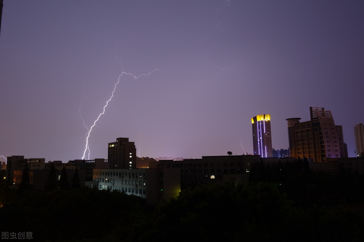 潮水声音还在轰鸣看着她远去的背影我想挽住她的胳臂说出心底爱恋