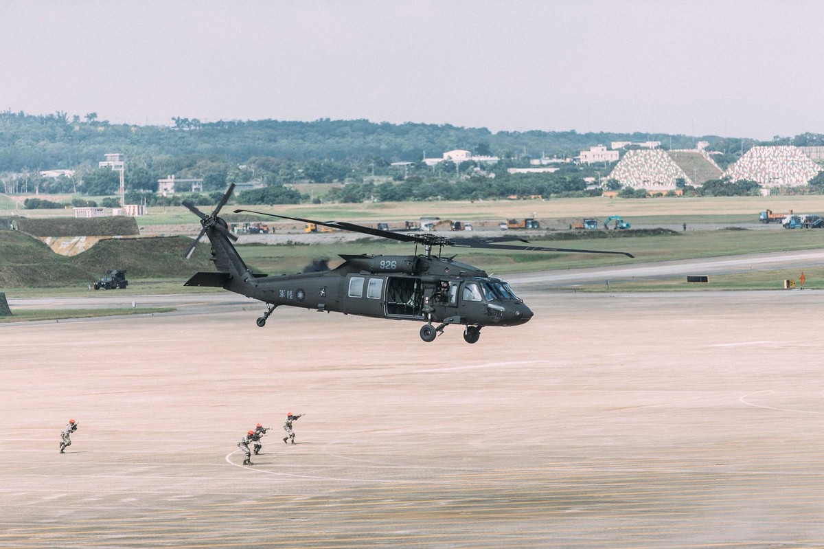美*官高**率团窜台，台军妄言，解放军靠近就开火