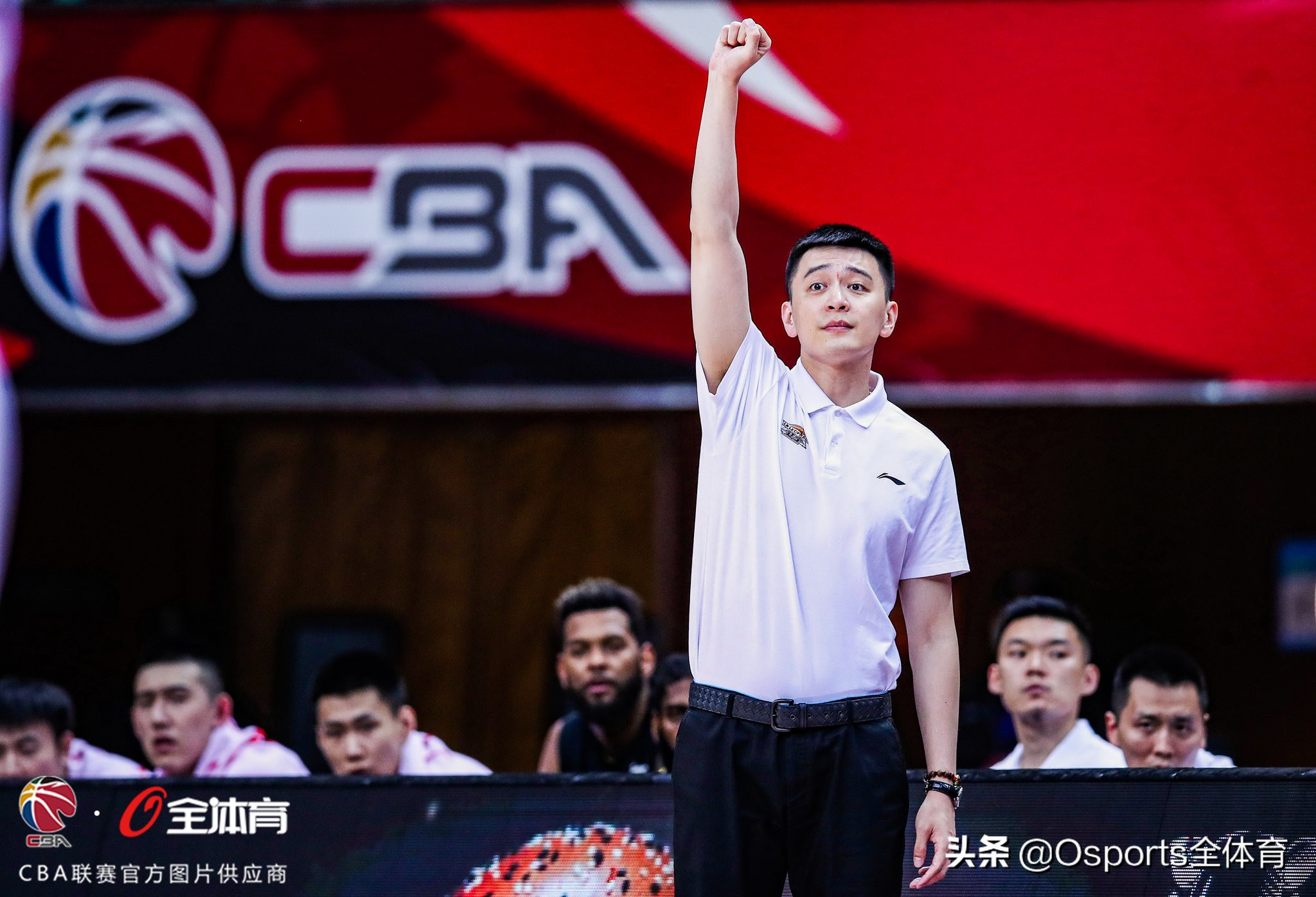 cba教练杨鸣为啥不能站起来,cba儒雅教练杨鸣名场面