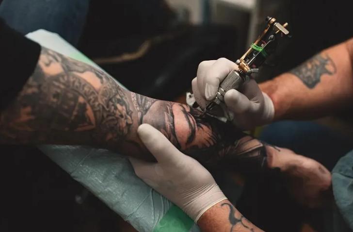 新京报痛批：工厂歧视纹身者！央视网发文反驳：企业有用工自由