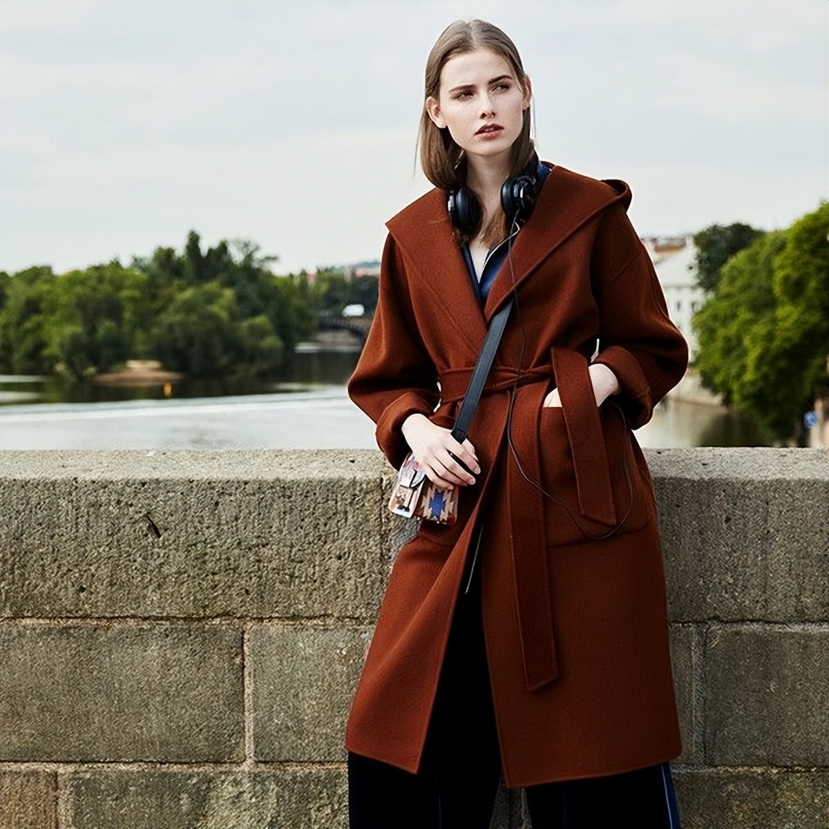 女人一生都要有一件羊绒大衣,女人冬天应该买几件黑色羊绒大衣