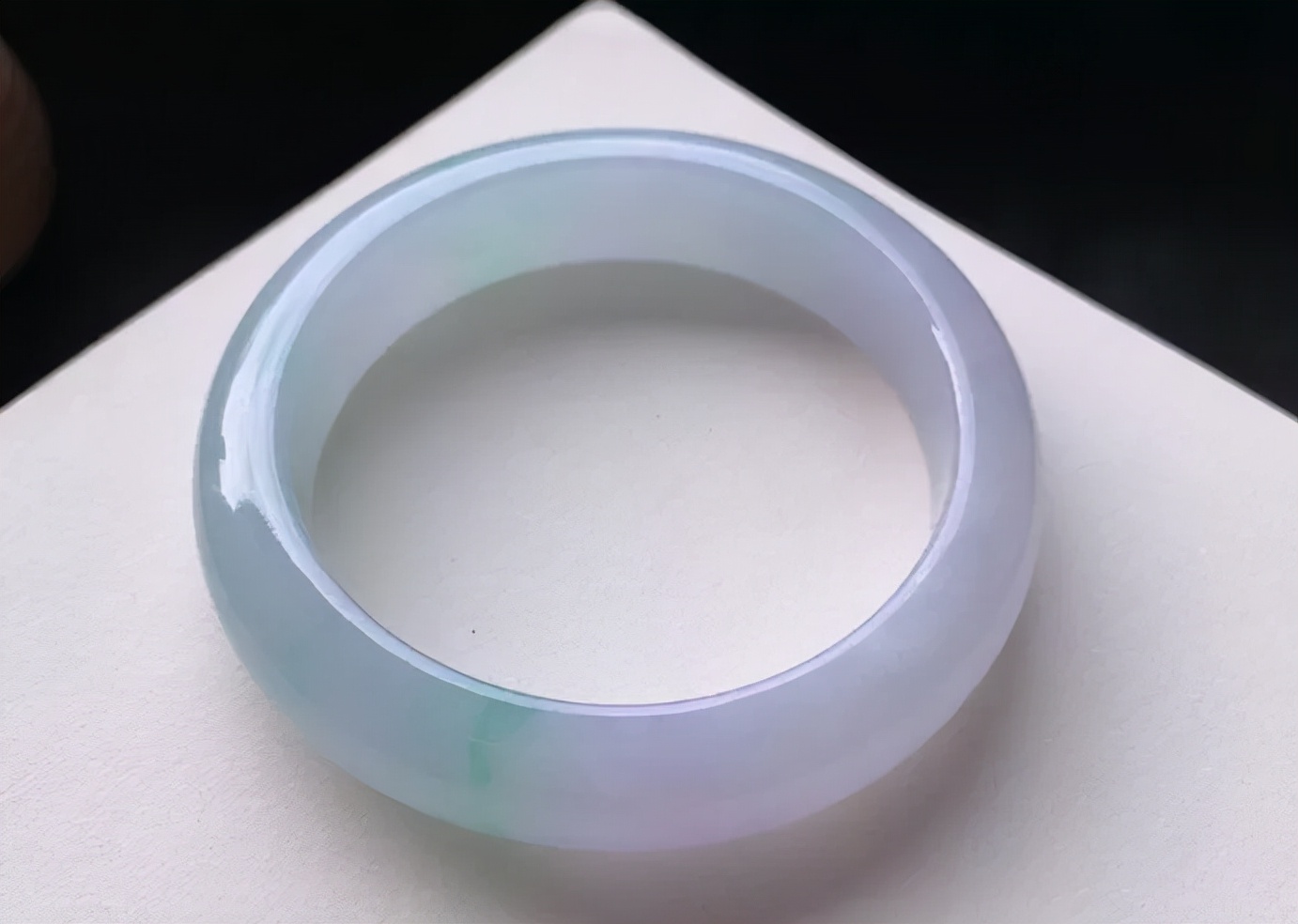 1万元翡翠手镯,淡绿色翡翠手镯1万左右