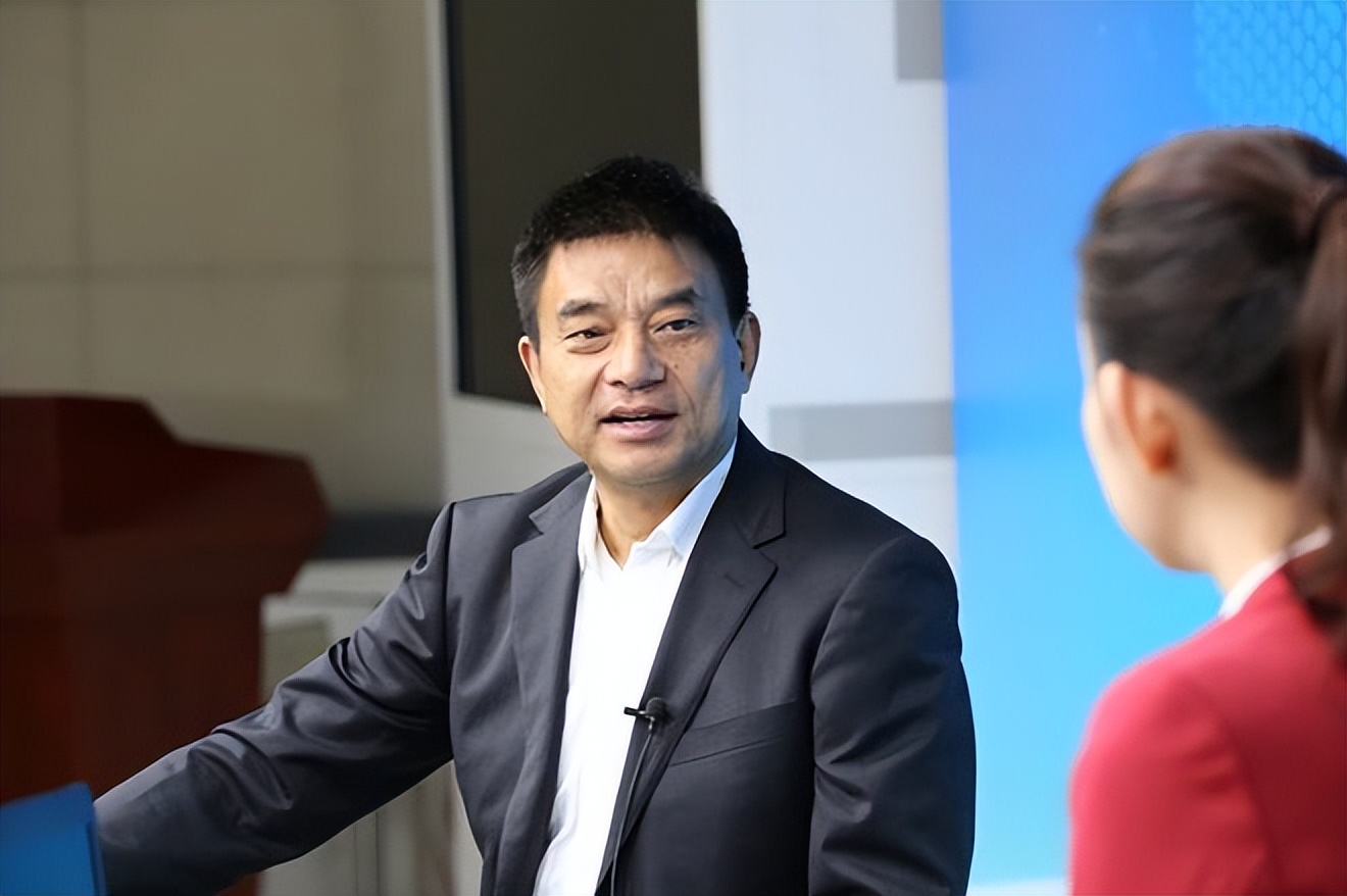 靠10万元发家的江苏首富,1000元起家的四川首富