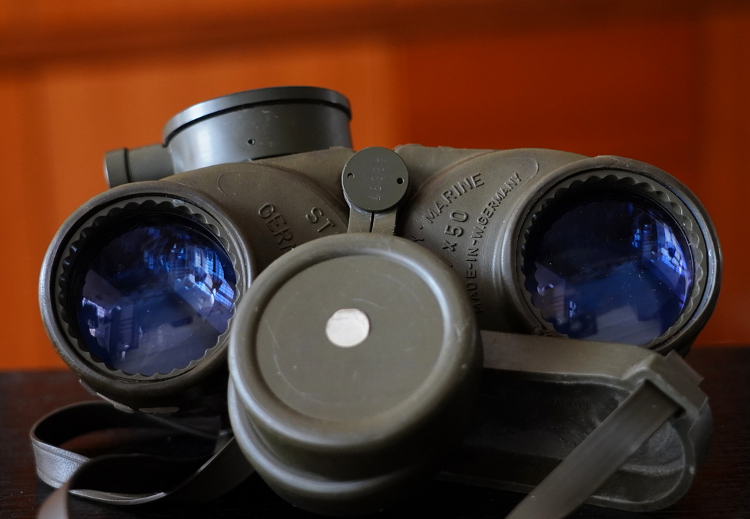 一树梨花压海棠：是*用军**望远镜好？还是名牌望远镜好？