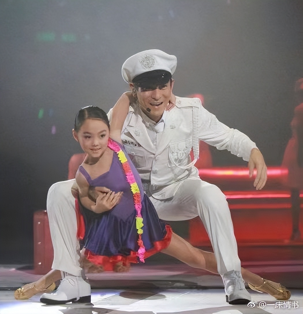 功夫巨星女儿与亲爹决裂20多年,“同爹不同命”:究竟是谁的错?