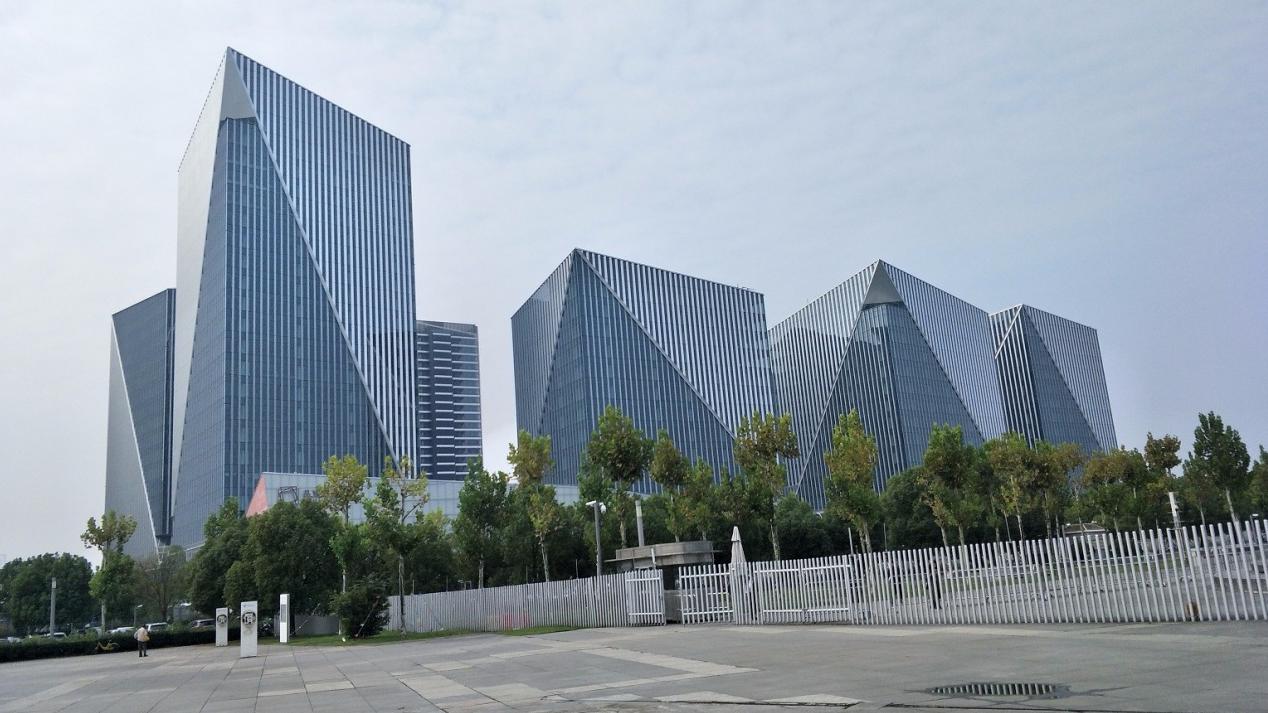 笼罩在烟雾里的巨人，中国*草烟**总公司，一年税费养活中国*队军**