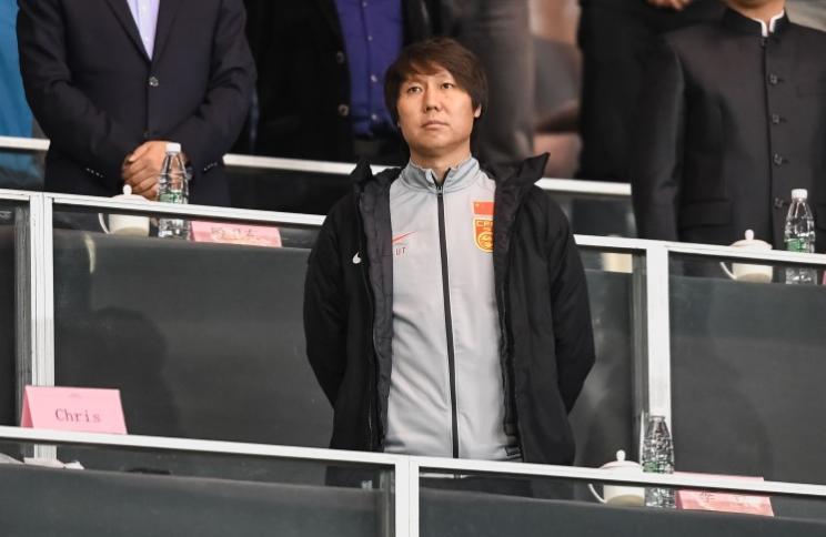 一男子自称国足主厨，被李铁坑10万！记者李璇怒斥：*辱侮**球迷智商