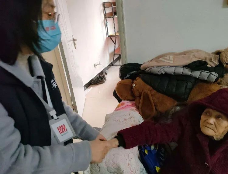 城管值守队员热心助智障人士回家,三桥街道启航社区网格员