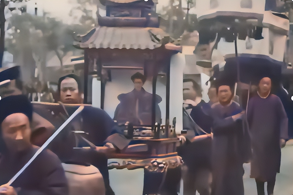 *播禁**百年的真实影像,清朝二品官员上任,随行上千人各个叼着烟