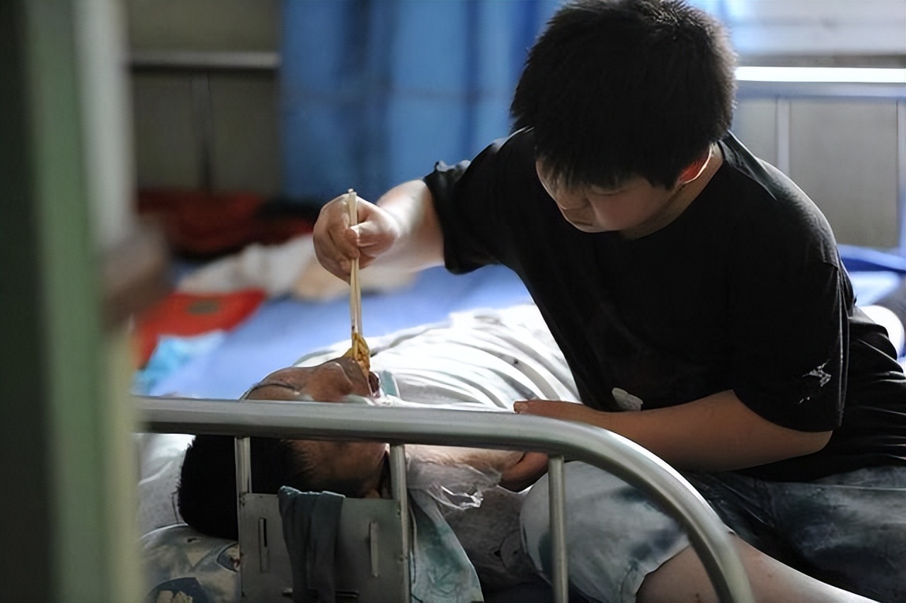 “扁担妈妈”麦琼芳：一名洗衣工，如何培养出20位清华北大学子