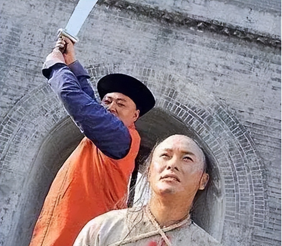 在古代，人被斩首的瞬间是身体感觉头掉了，还是头感觉身体不见了