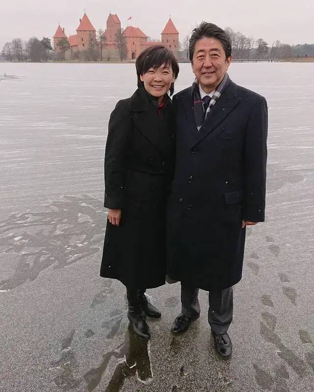 政治牛人安倍的另一面：向妻子“投降”，独宠麻烦夫人