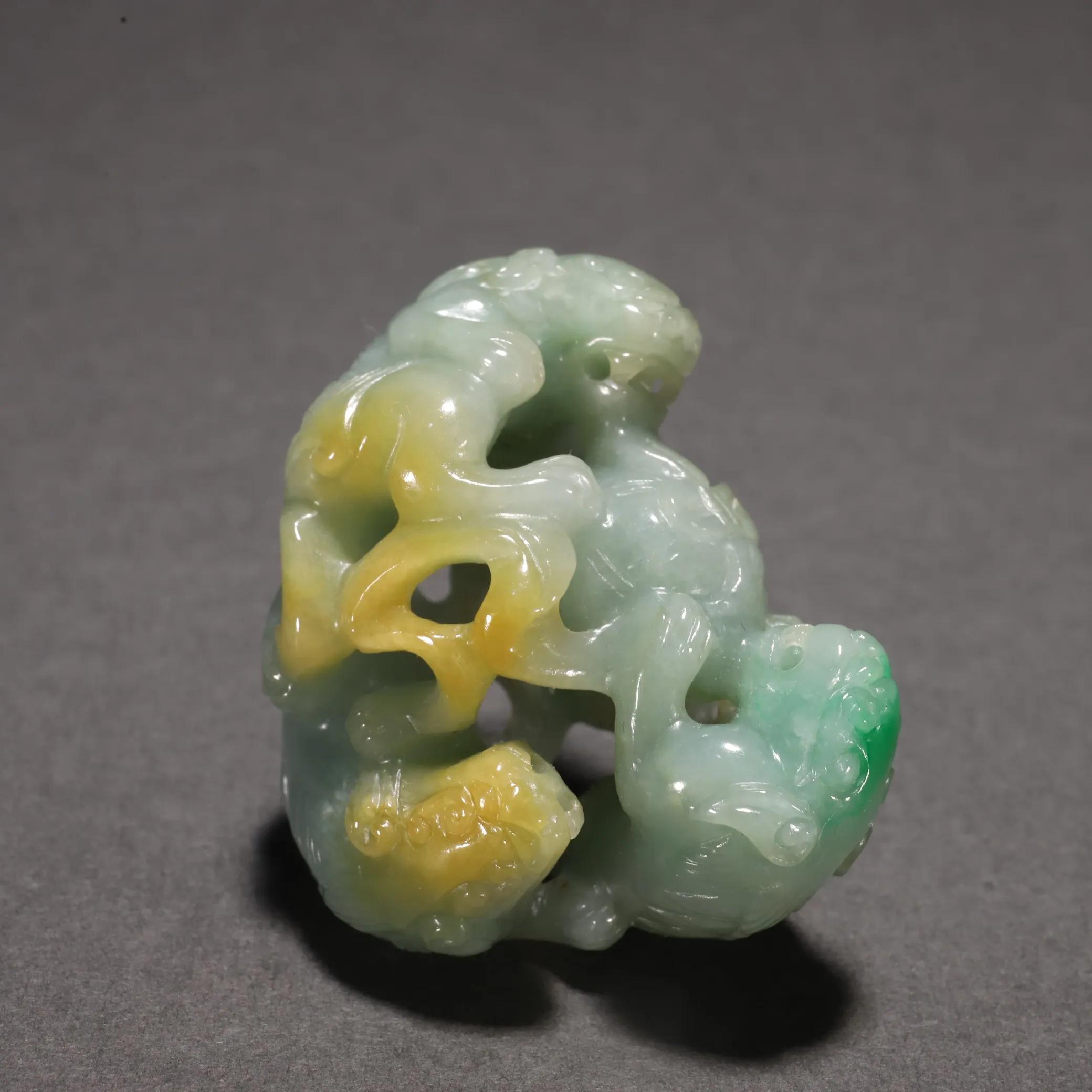 旧藏翡翠镂空雕三狮戏球雕件。规格：高3.5㎝长4.3㎝宽2.6㎝重40g