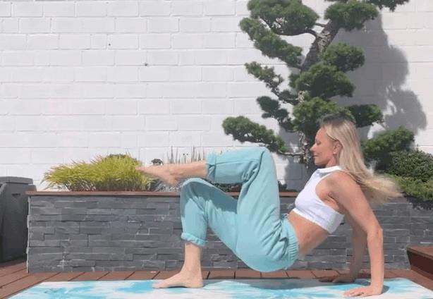 锻炼肩背最有效的动作靠墙,打造完美肩背线条的5个动作动图