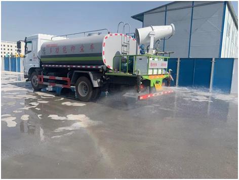 降尘新标杆智启“西安蓝”——白桦林天成作为扬尘治理模范工地接受同行观摩学习