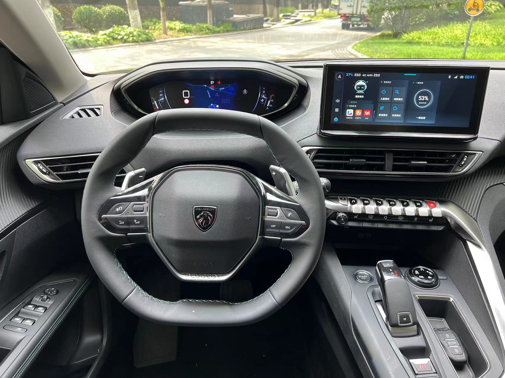 盾牌黑底狮子的车标,盾牌狮身车标