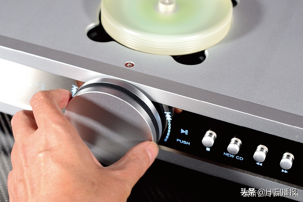 评B.M.C.AudioBDCD2CD机与PureAmp合并功放宽松大气的姿态