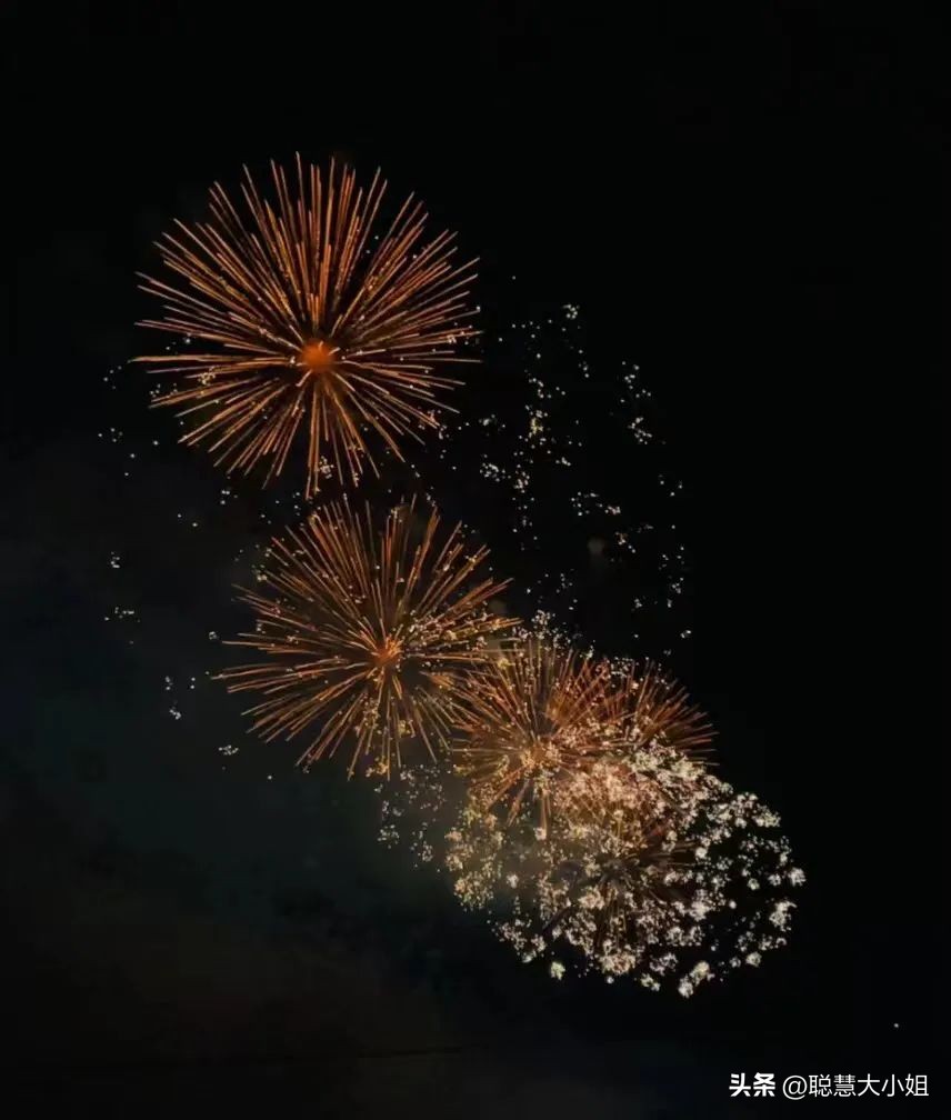 一场烟花登顶热搜！满城美食火成顶流，这座夏日小城太宝藏了！