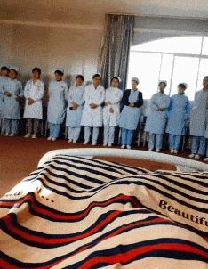 搞笑一刻:美女这波操作我还没见过,难道这样上车有什么说法?