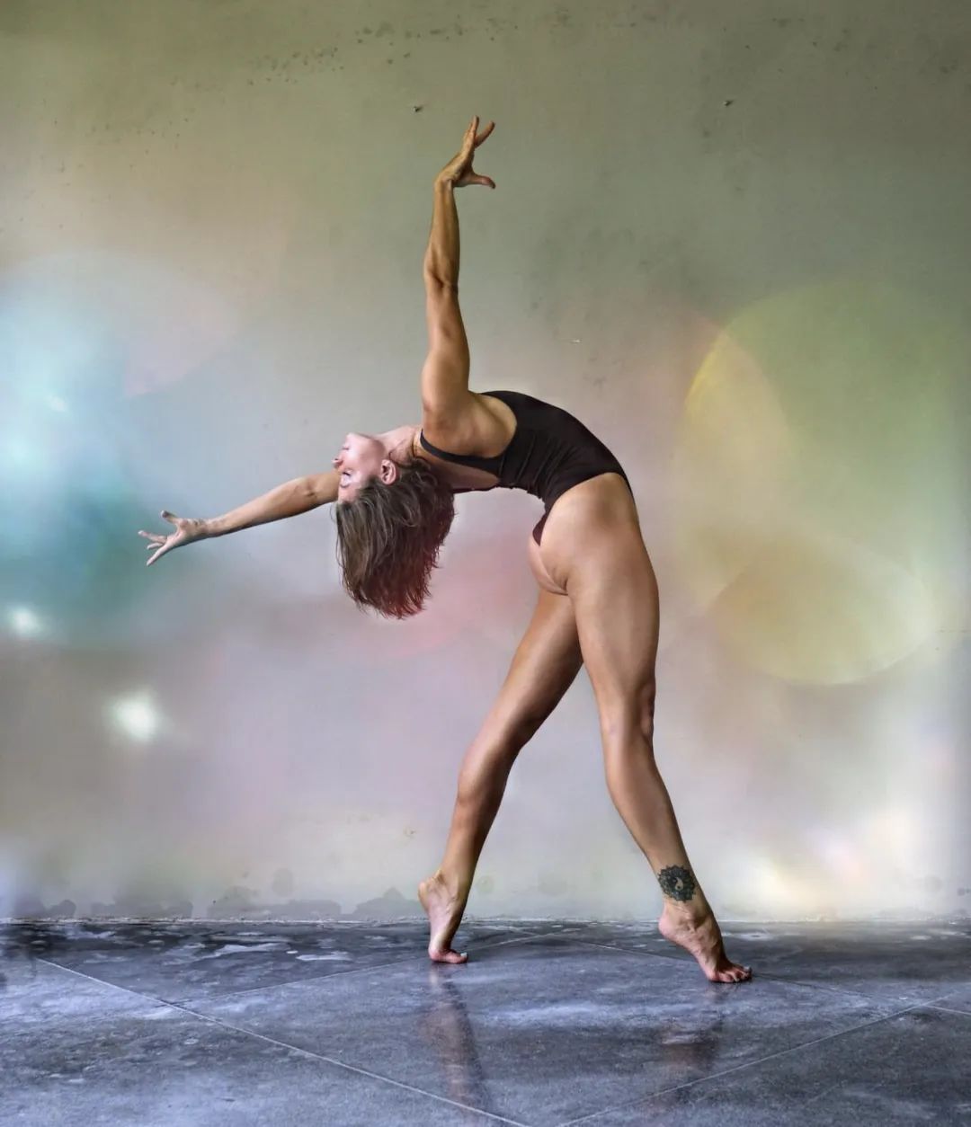 锻炼肩背最有效的动作靠墙,打造完美肩背线条的5个动作动图