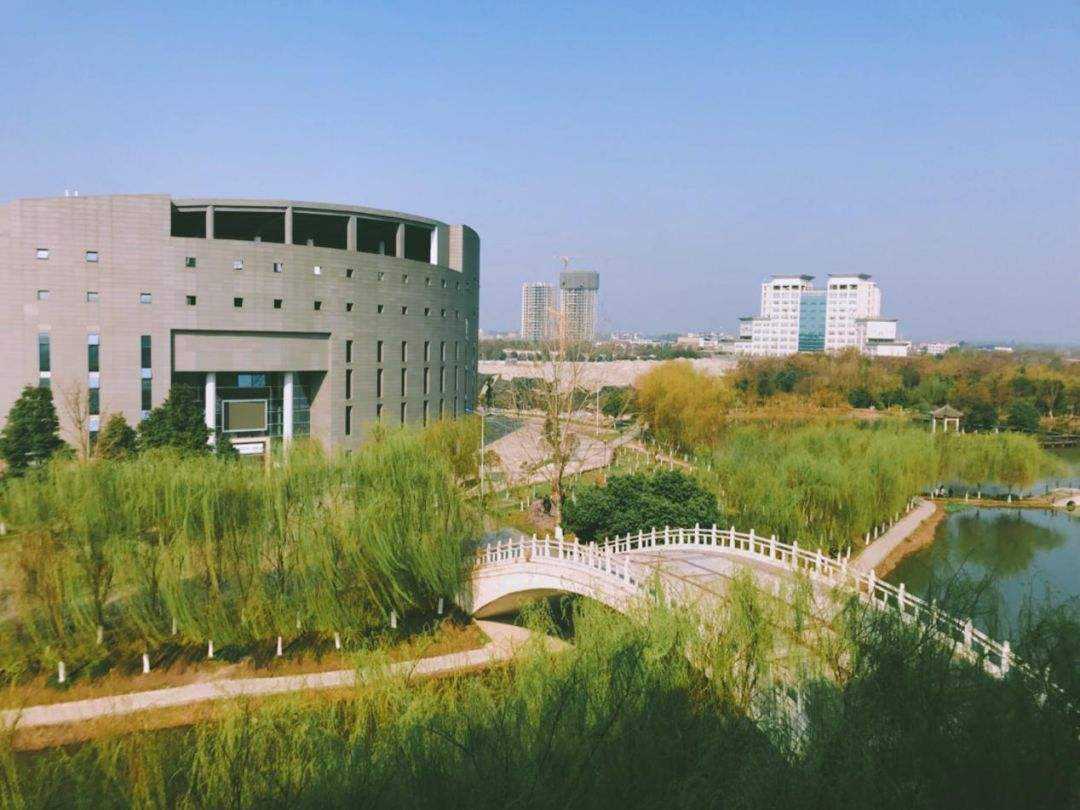 成都中医药大学：作为一所“双一流”建设高校，设有临床医学专业