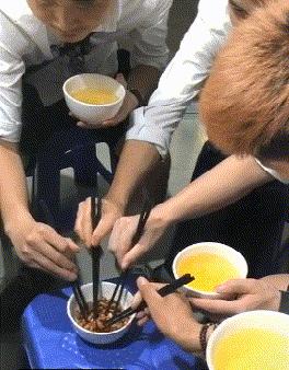 “24岁的女友发育成这样算正常吗？”哈哈哈朋友都说她是我兄弟！