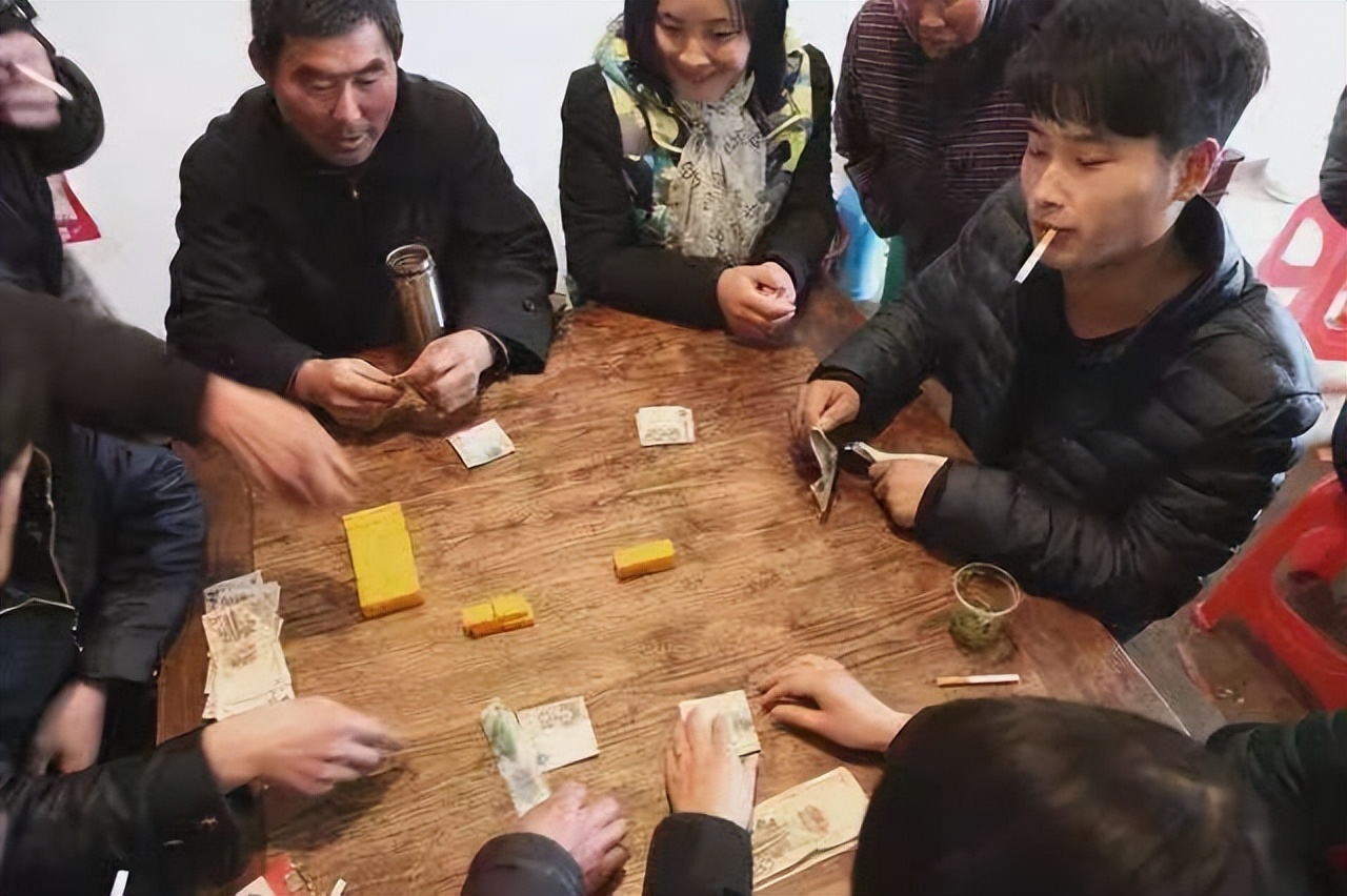 父亲沉迷赌博用1岁女儿抵债,父亲沉迷赌博欠下数百万赌债