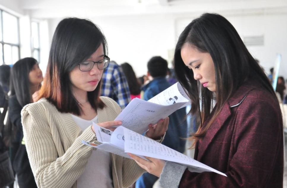 女大学生创业失败住桥底，冻得瑟瑟发抖不忘学习，被质疑“摆拍”