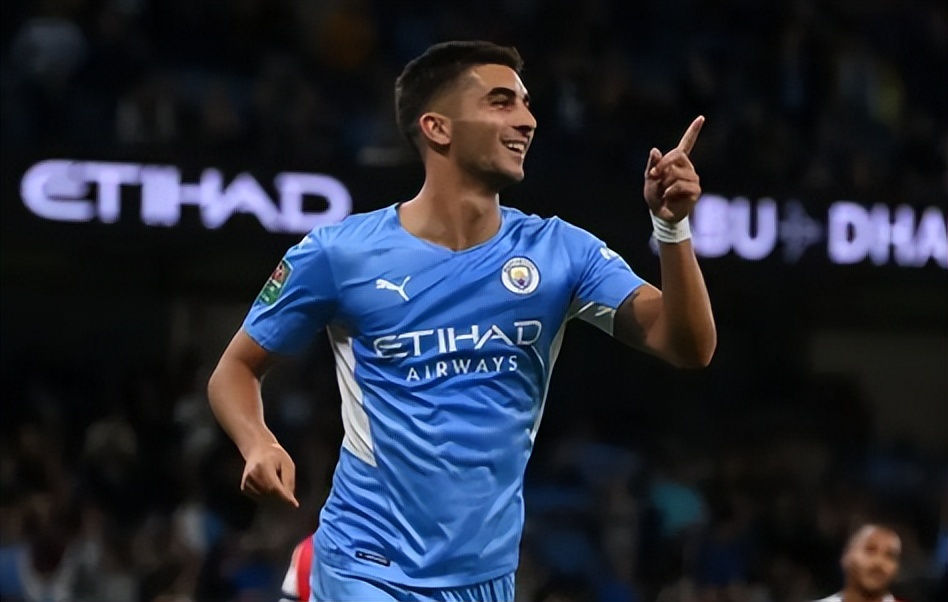 曼城引援费兰托雷斯,曼城0比2巴萨