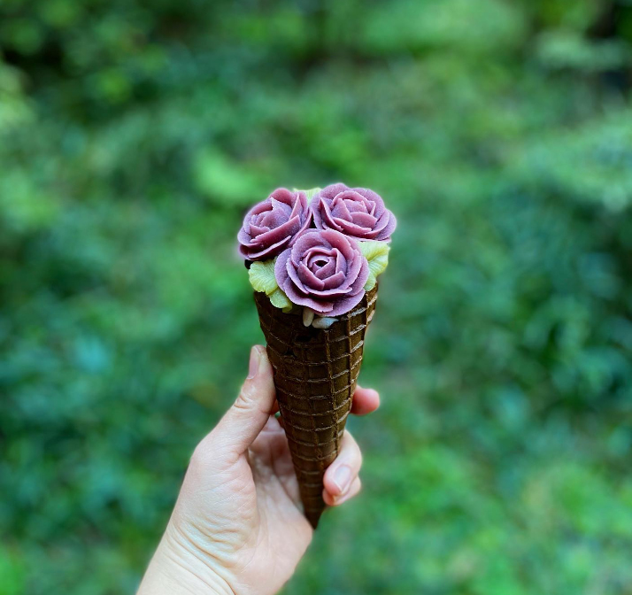 夏日的甜蜜诱惑:玫瑰花冰淇淋,盛开在夏日里的美味“花束”