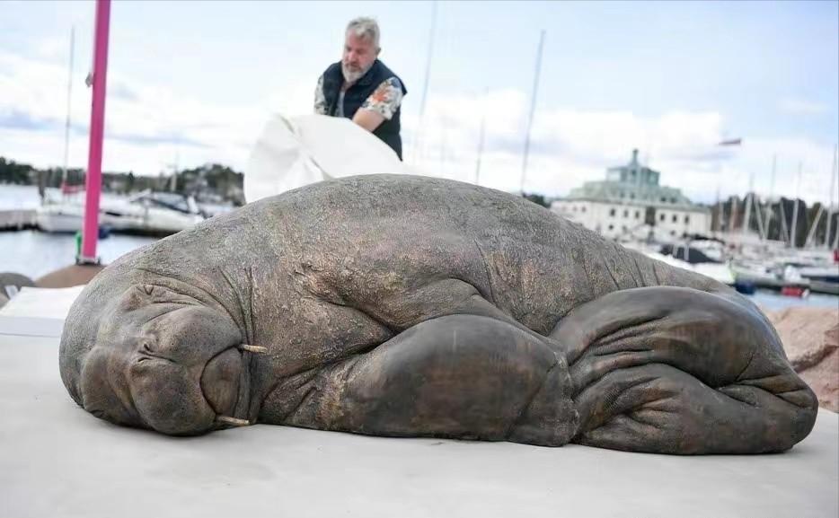 1200斤“女神”半夜被枪杀，尸体拆成标本！只因它亲密接触粉丝？