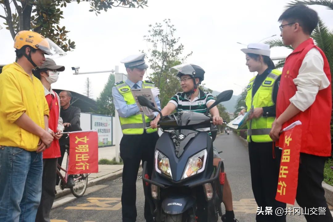 【三大专项行动】@摩托车、电动车驾驶人,出行请做到:有牌照、戴头盔、不超员、靠右行、不乱停