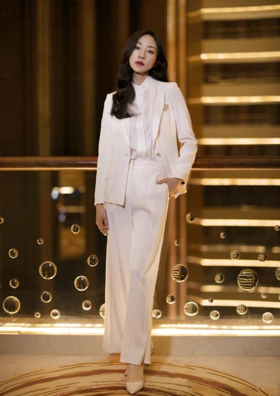 韩雪把西装穿出了新风格,金丝绒西装套装韩雪