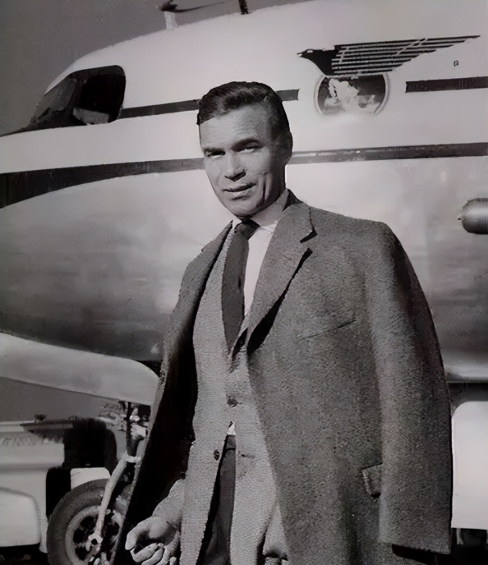 “软饭王”鲁维罗萨：娶过5位富婆，被送轰炸机和超跑，56岁身亡