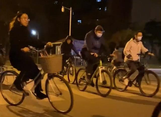 这才是素质！北京一男子后视镜被清华小姐姐刮到，留言感动车主