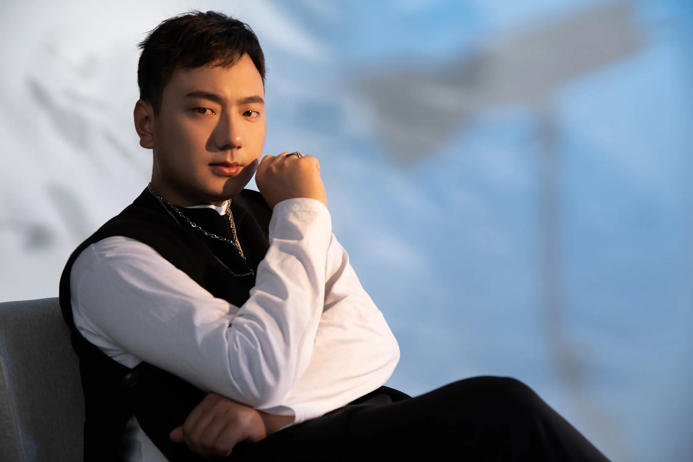 中秋晚会一首《别知己》，让搭档金晨的海来阿木走红