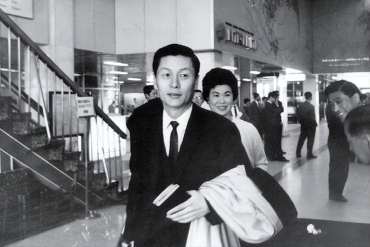 视女星为玩物，把总统当傀儡，煽动部署萨德，韩国乐天有多牛？