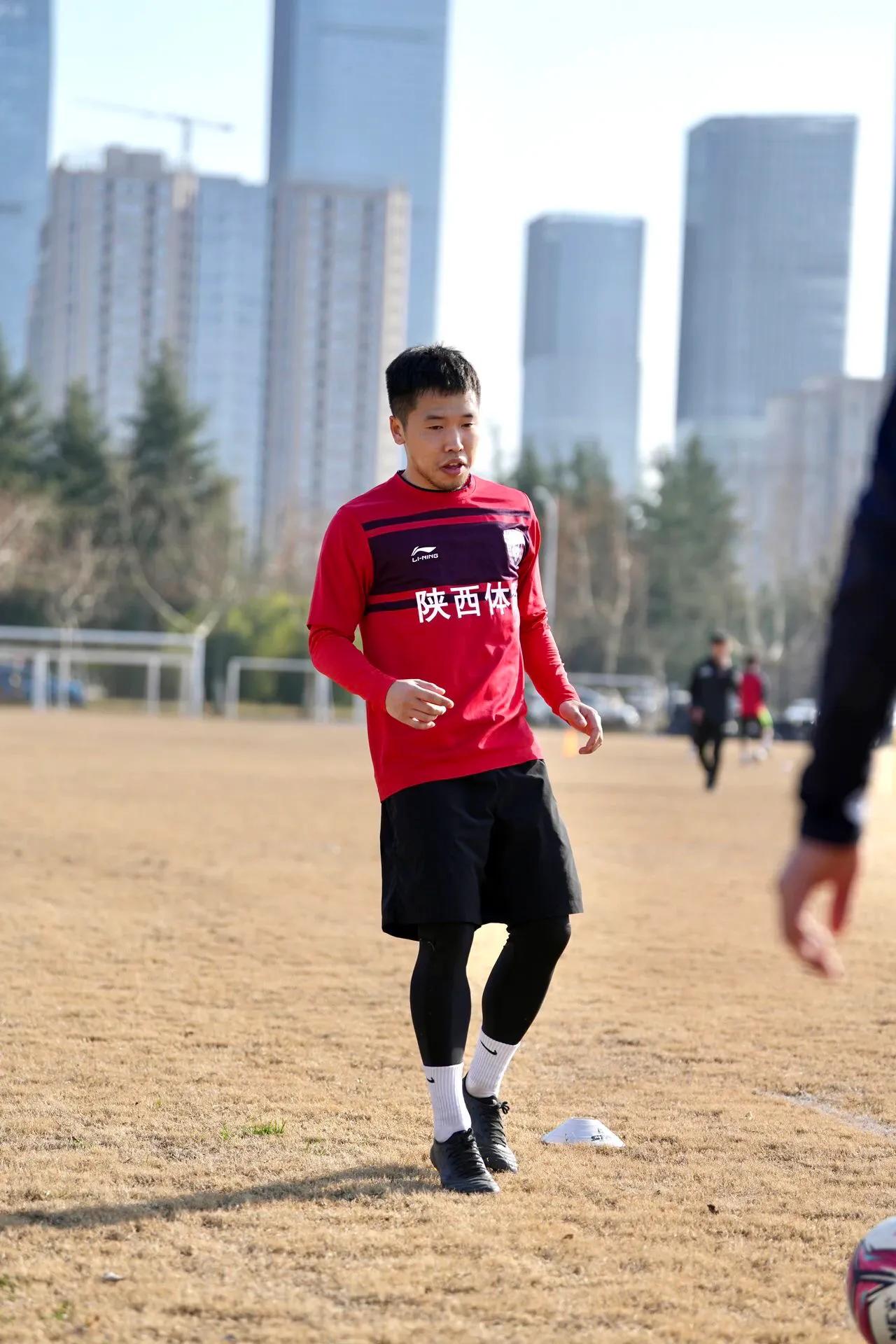 陕西长安竞技现有球员们继续在丈八基地进行赛季前的备战训练